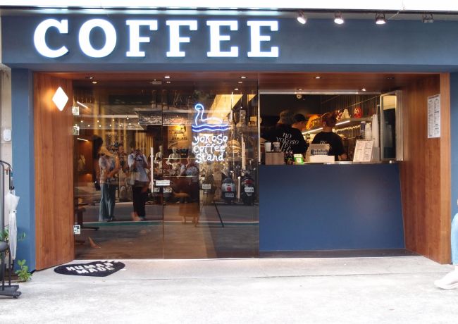 Yokoso Coffee Stand｜NEONE 化粧板によるカフェ空間デザイン